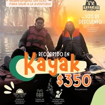 Pareja en kayak al amanecer